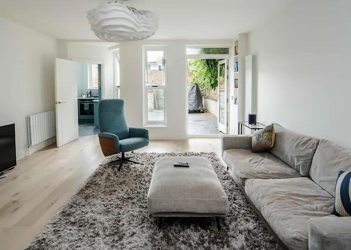 Stylish 2 Bedroom / 2 Bath In Notting Hill
