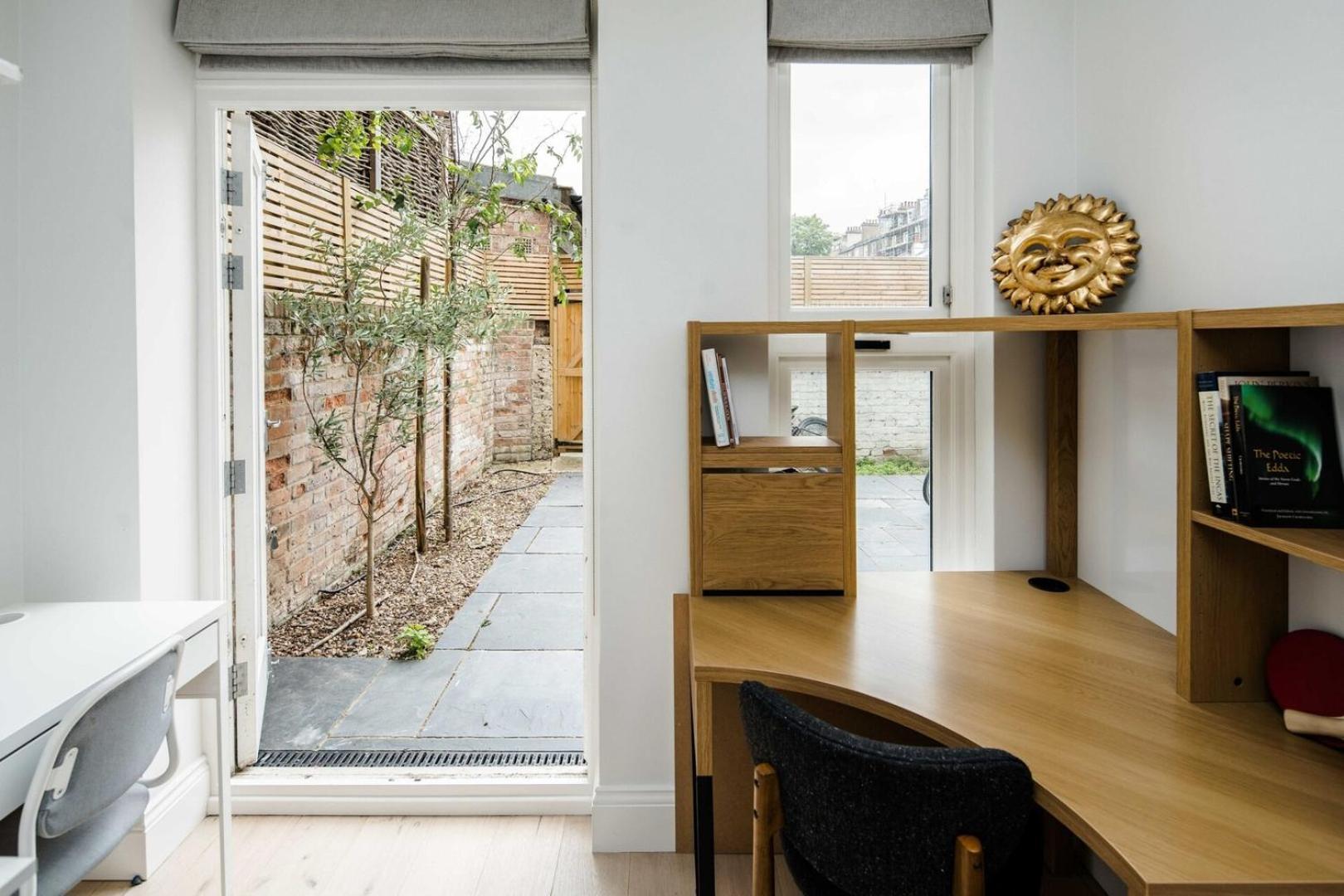 Stylish 2 Bedroom / 2 Bath In Notting Hill Apartment